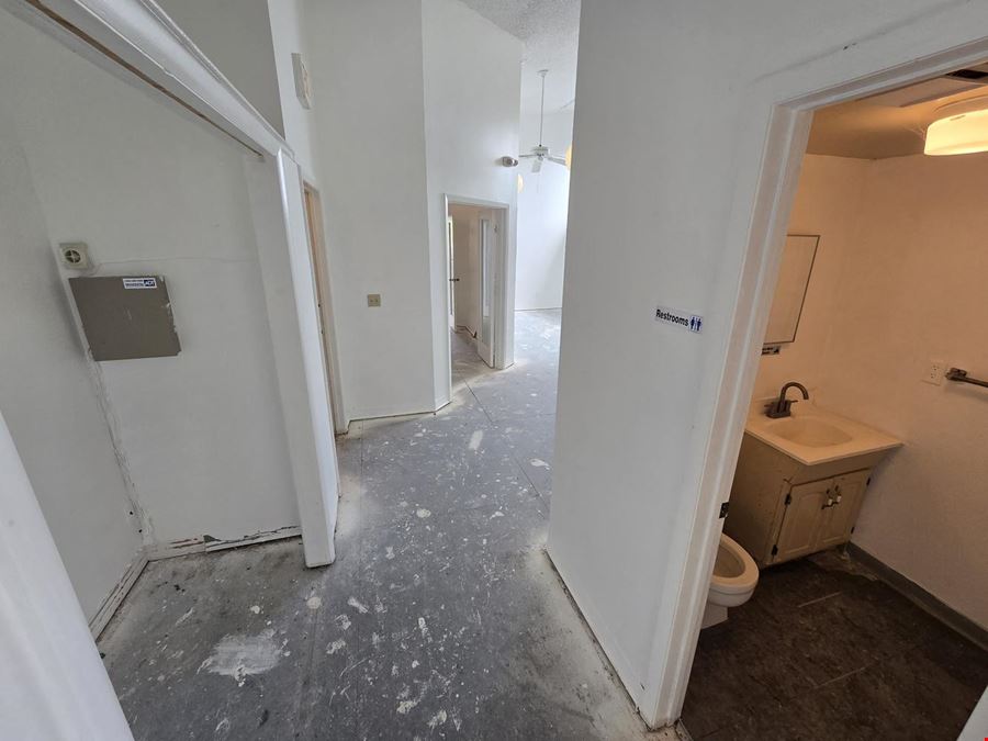 Unique 2nd floor 1400 +/- SQFT office space