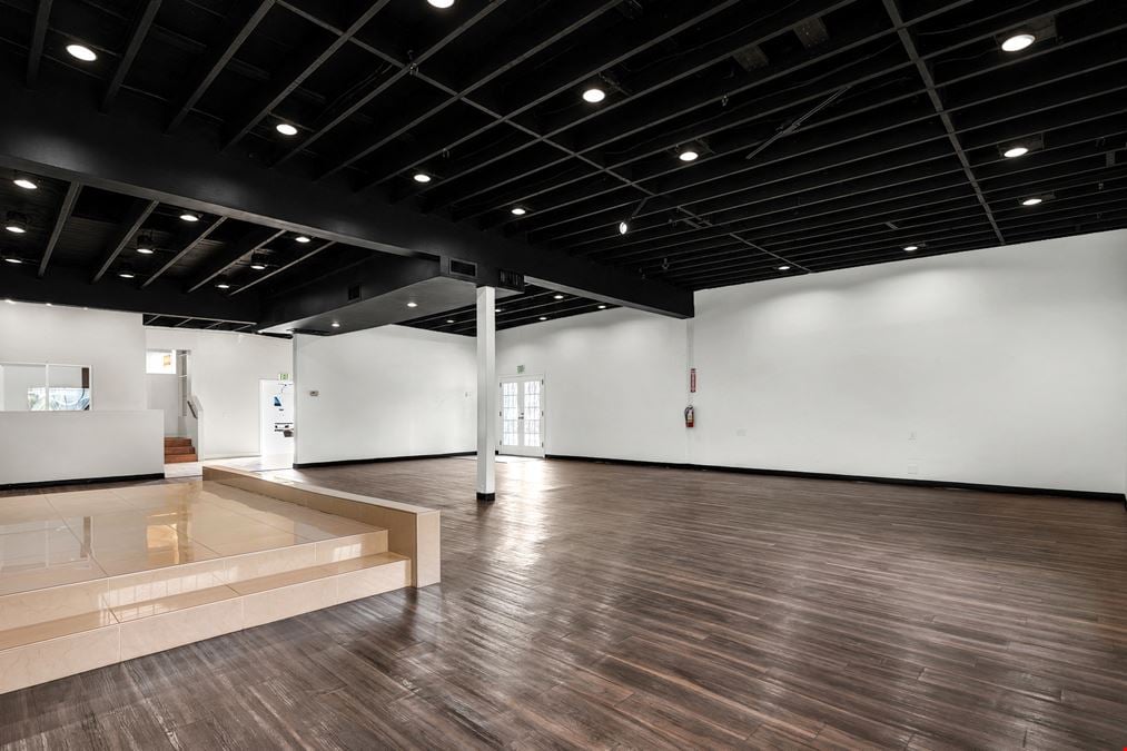 Office/Retail Freestanding Building with lots of parking