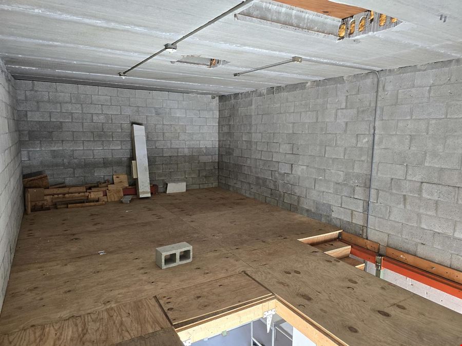 Office/Warehouse 950 SQFT