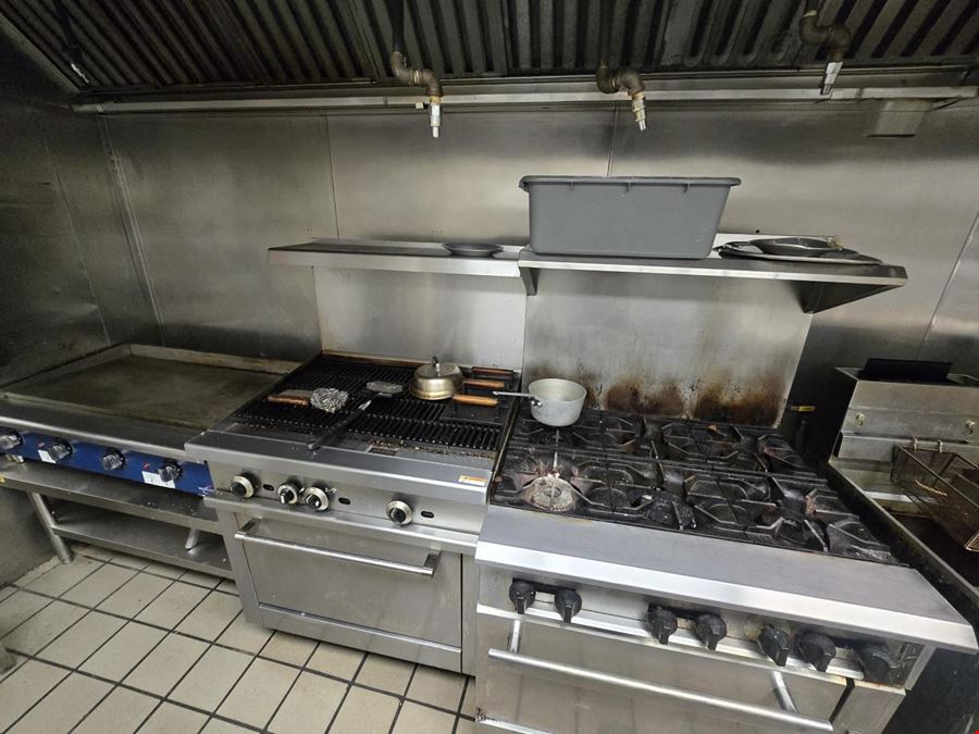Fully functional Lincoln restaurant with liquor license & real estate
