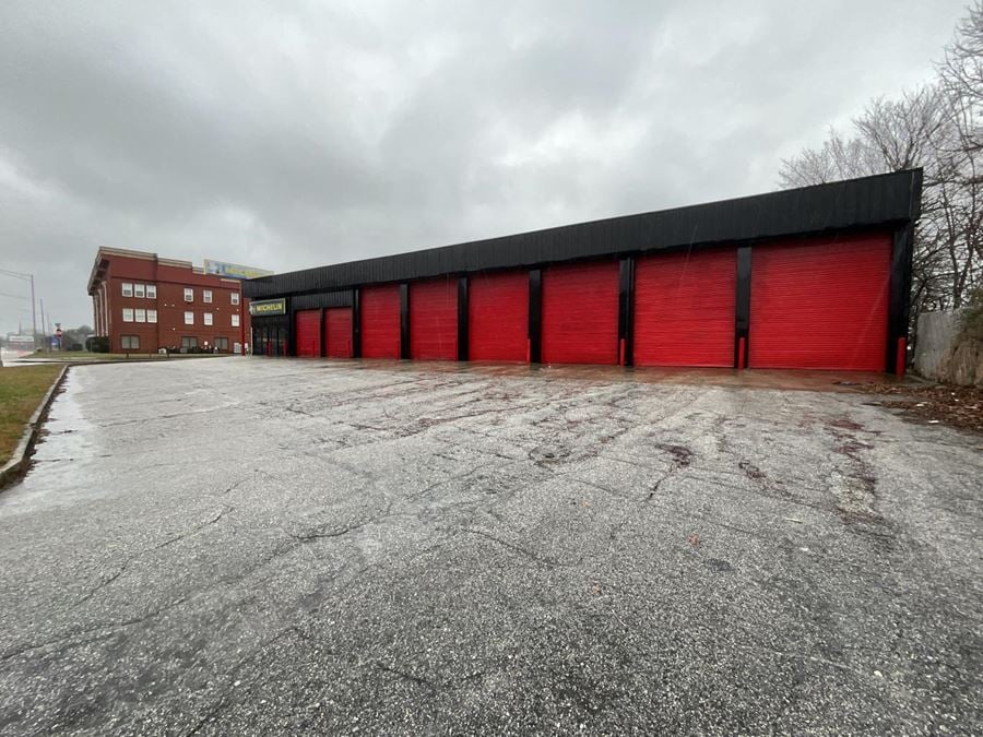 2441 N Main St