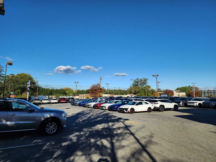 Commercial Building with Abundant Parking for Lease