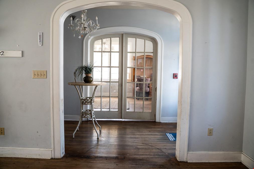 641 W Main St