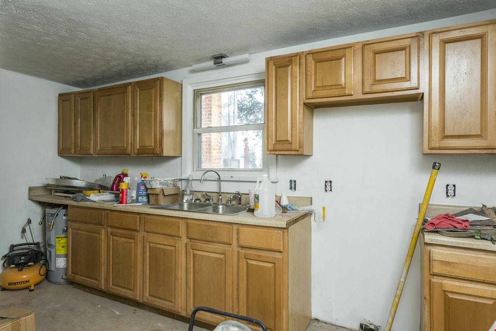 GREAT FOR INVESTORS OR REHAB SPECIALISTS | HOME ON LARGE LOT