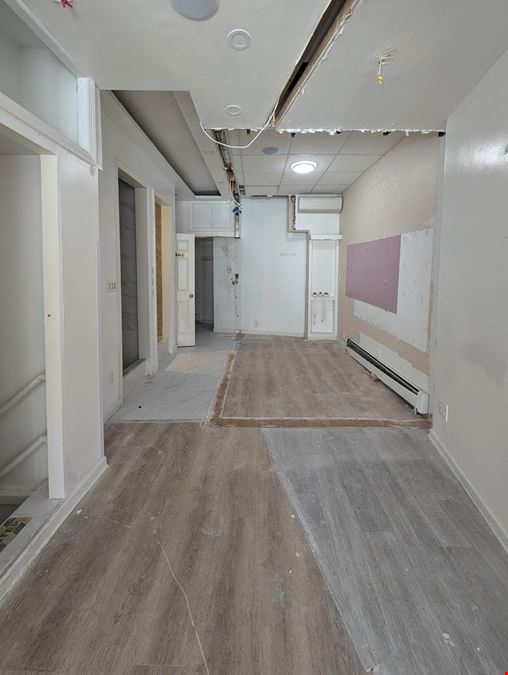 900 SF | 135 W 24th Street | Retail Space with 18-Feet of Glass Frontage for Lease