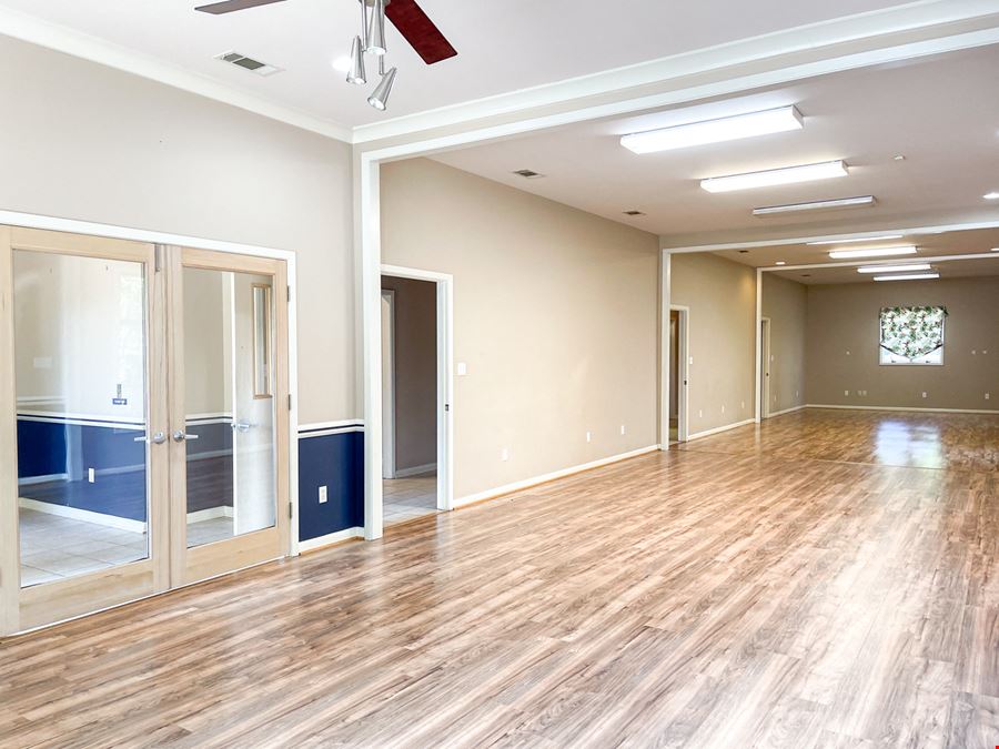 ±2,400 Commercial Space in Cul-De-Sac off Bluebonnet Boulevard