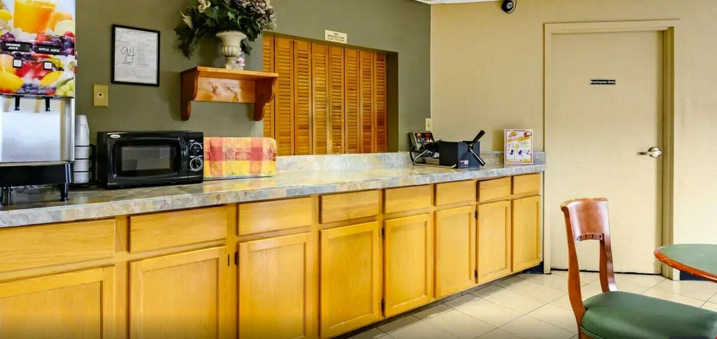 Econo Lodge Hotel 50 Rooms in Athens AL