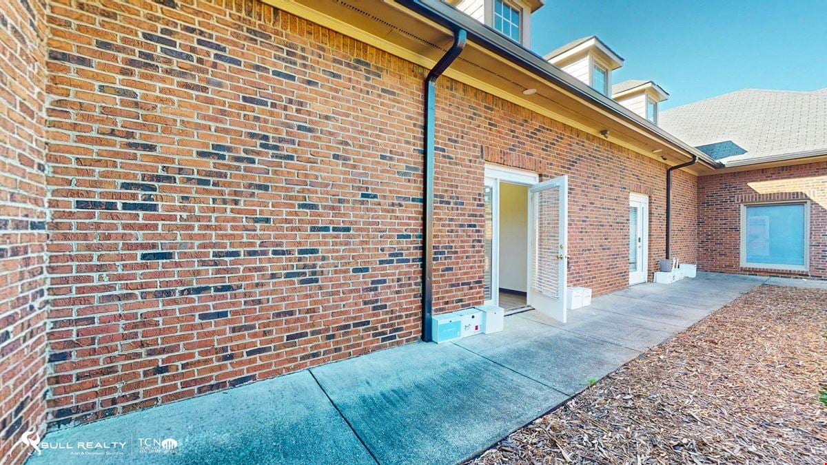 Move-In Ready ±1,200 SF Medical Office Suite For Lease