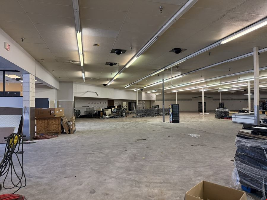 RETAIL BUILDING FOR SALE OR LEASE IN NORTHEAST SPRINGFIELD