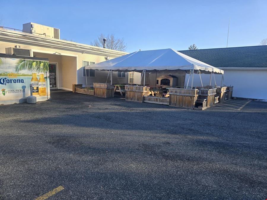 Fully functional Lincoln restaurant with liquor license & real estate