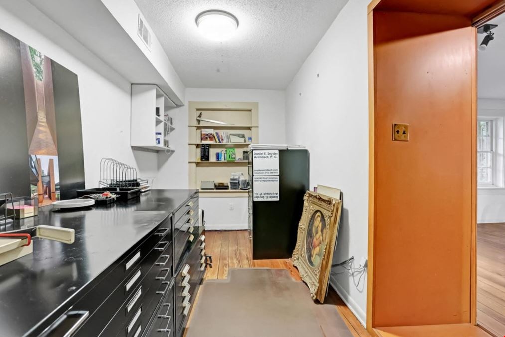 216 E. Gaston Street, Garden Level