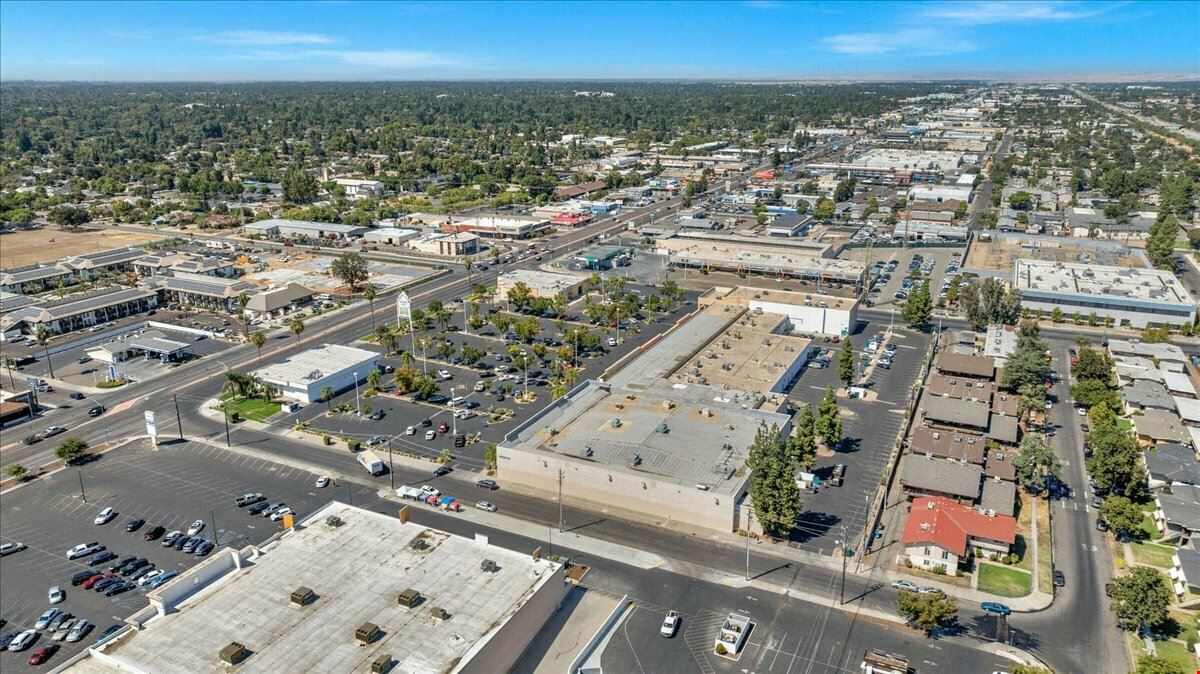 ±2,282 - ±10,683 Shopping Center Spaces in Fresno