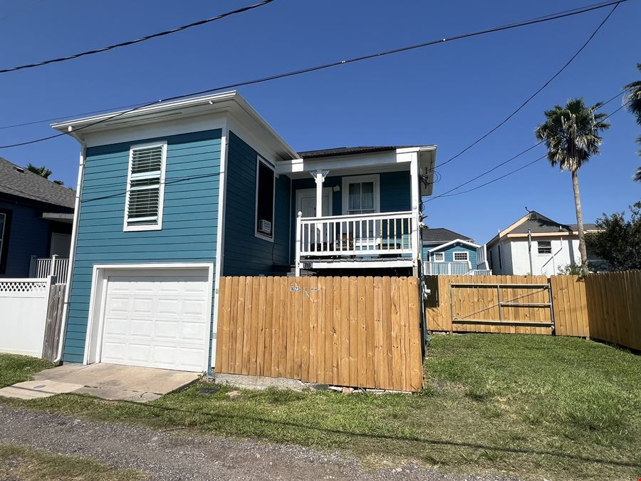 1623 Avenue N 1/2, Galveston 4-Plex Income Property Blocks from the Beach