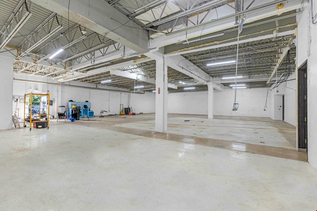 Freestanding Office & Retail Property | Bayamón Oeste Shopping Center - For Sale & Lease