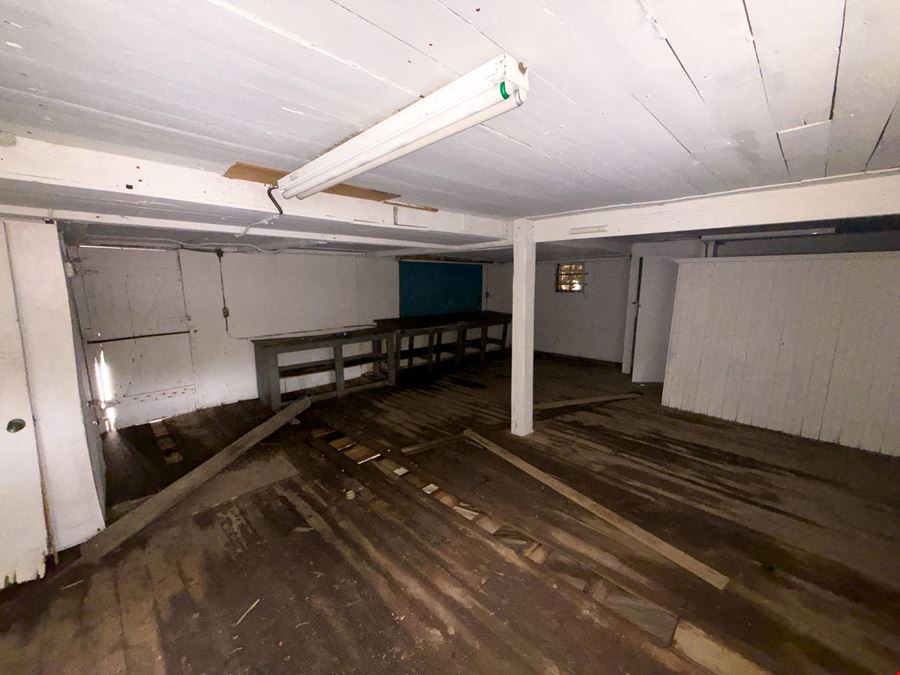 Waterfront Commercial Opportunity| 4,992 SF |