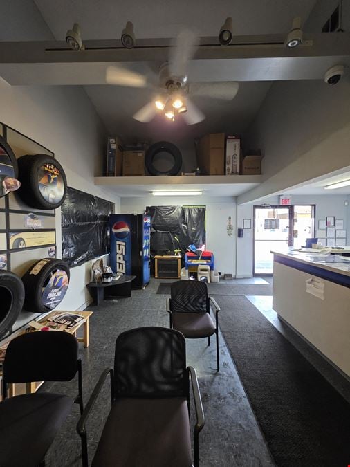 2,900+/- Square Foot Retail / Flex Building