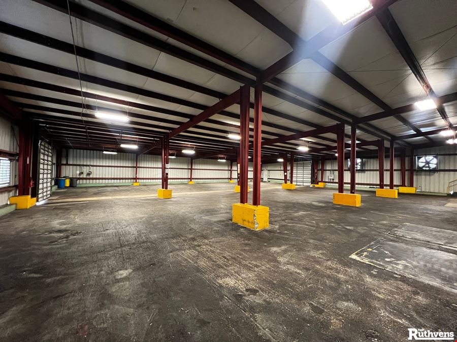 Warehouse in Frostproof