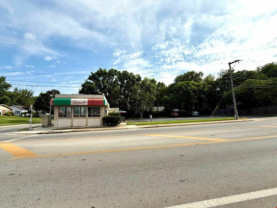 1,359 SF Freestanding Restaurant / Retail Building For Sale in Northeast Springfield