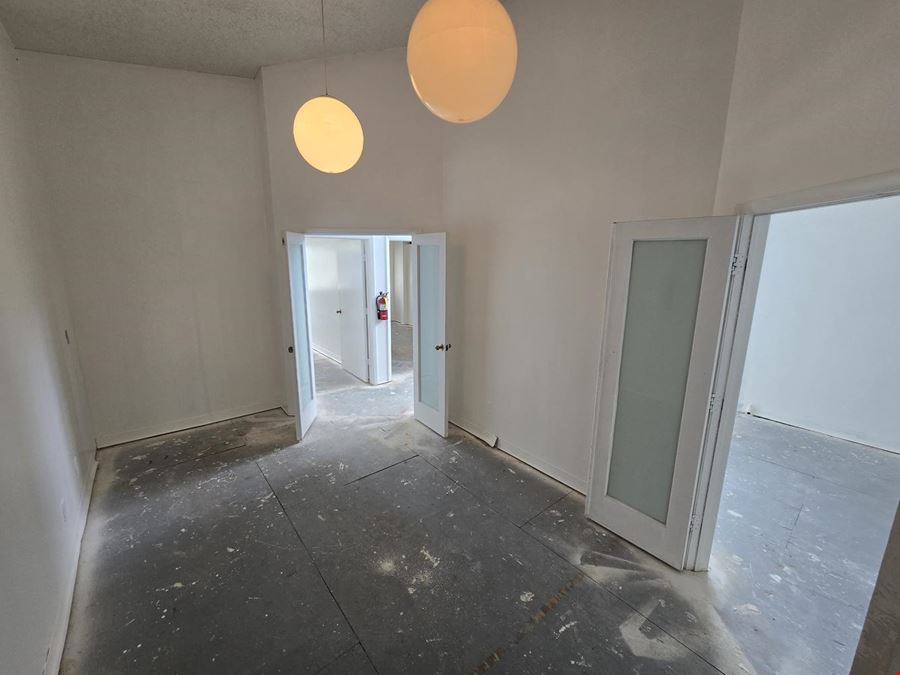 Unique 2nd floor 1400 +/- SQFT office space