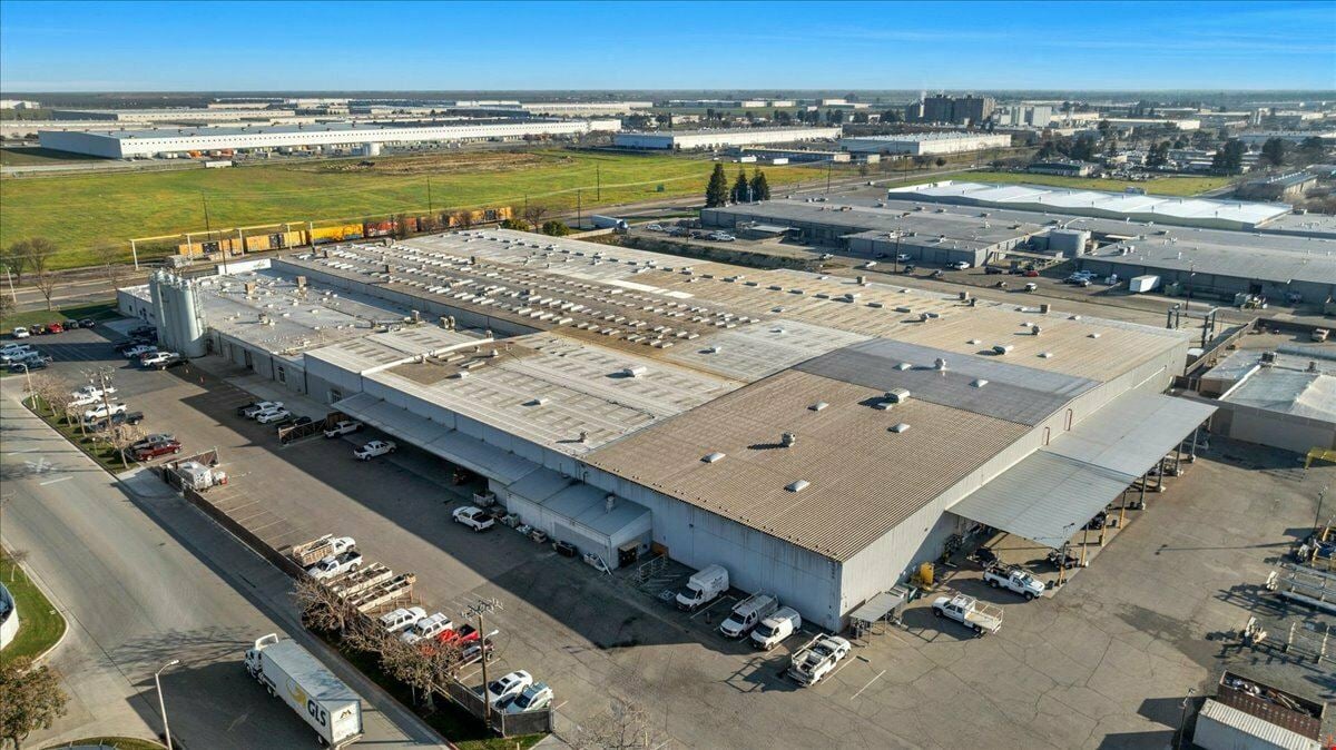 ±67,000 SF Of Clean Industrial Space off Goshen Ave In Visalia, CA