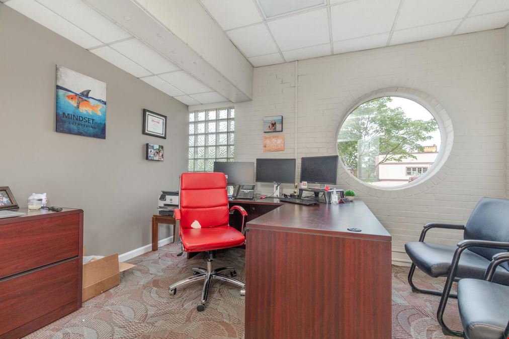 Prime Freestanding Retail/Office on Hampton Ave.