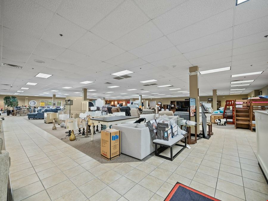 17,835 sqft Retail Showroom Space