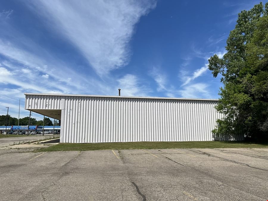 Single Tenant Light Industrial/Retail Building