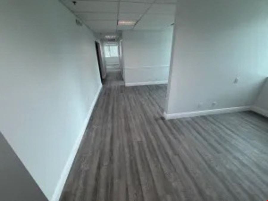 1743 SF Suite 203E PROFESSIONAL & MEDICAL OFFICE SPACE FOR LEASE