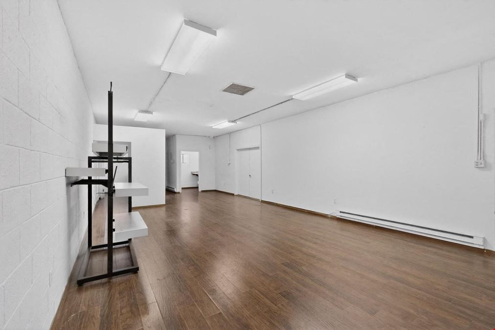 768 SF Retail/Office High Traffic Location