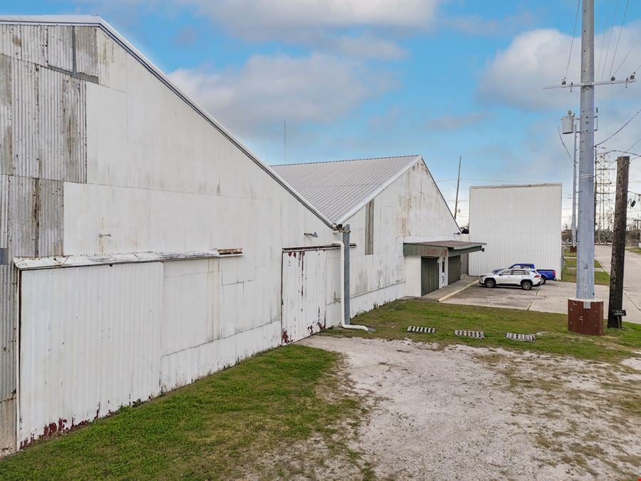 ±37,000 SF Office Warehouse with Dedicated Yard & New Roof