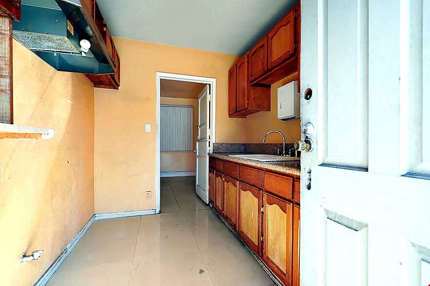 1108 E 84th Place