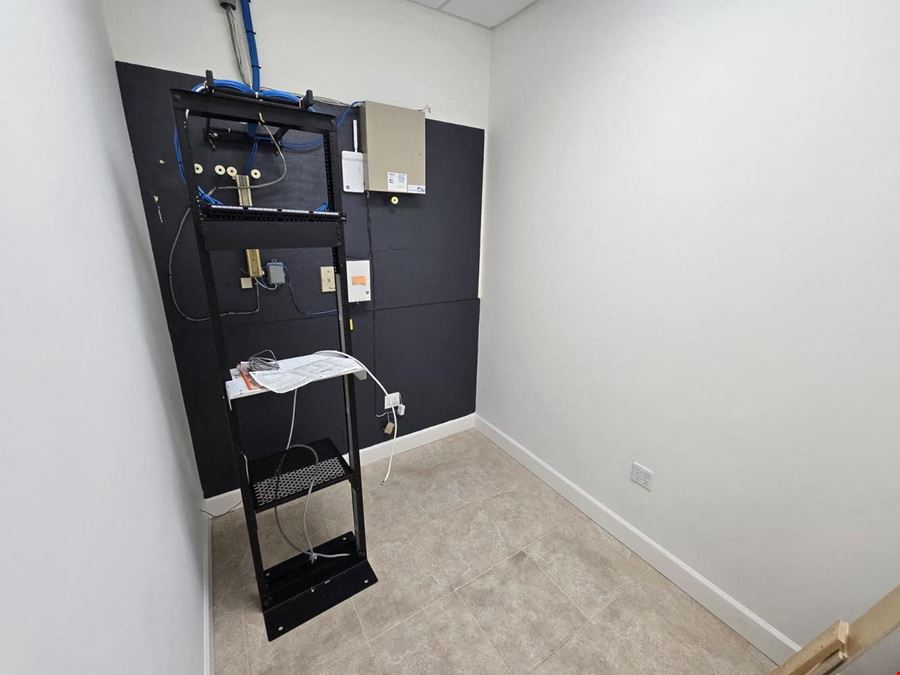 Office / Warehouse 2,021 +/- SQFT