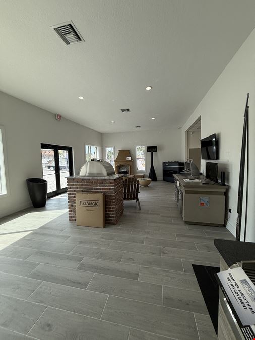 RARE 1.24 AC High-End Showroom/Offices/Warehouse- Hwy 41