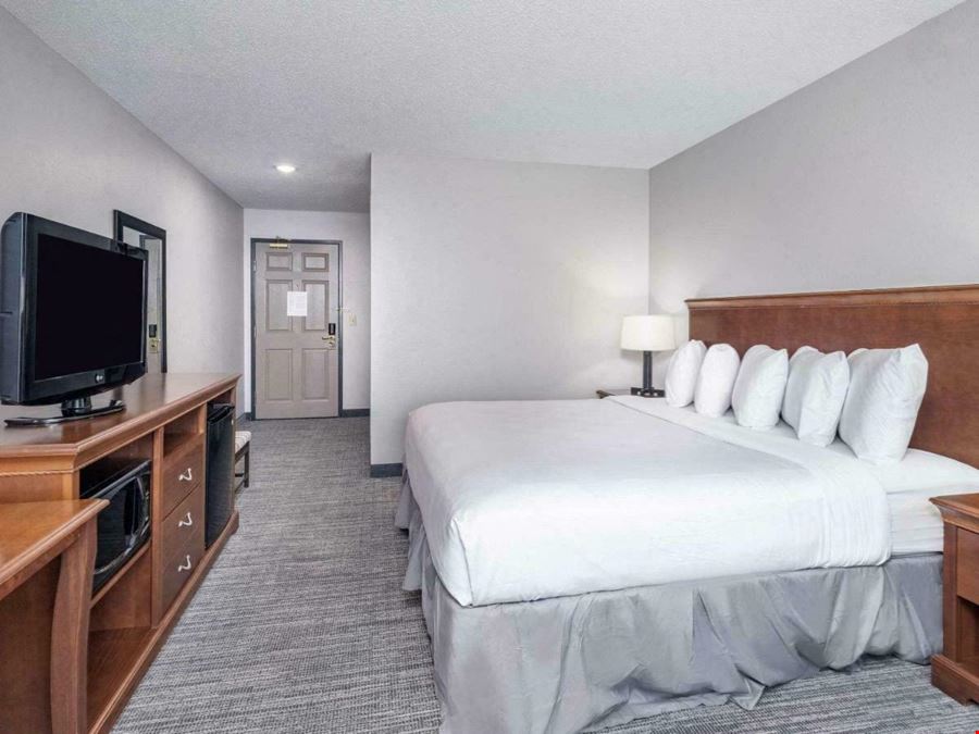 Country Inn & Suites Maumee OH