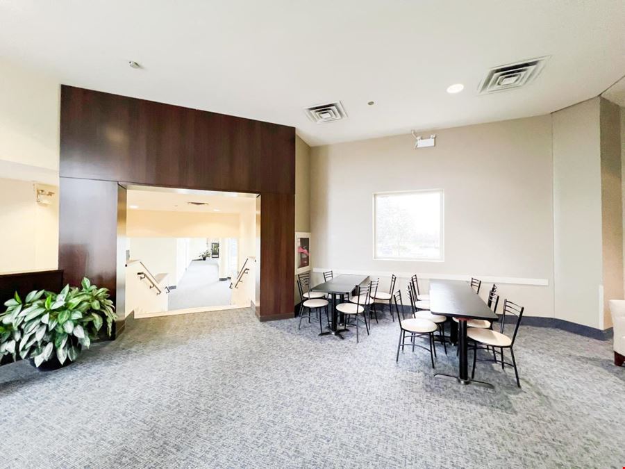 Gateway Centre - 3000 Steeles Avenue East