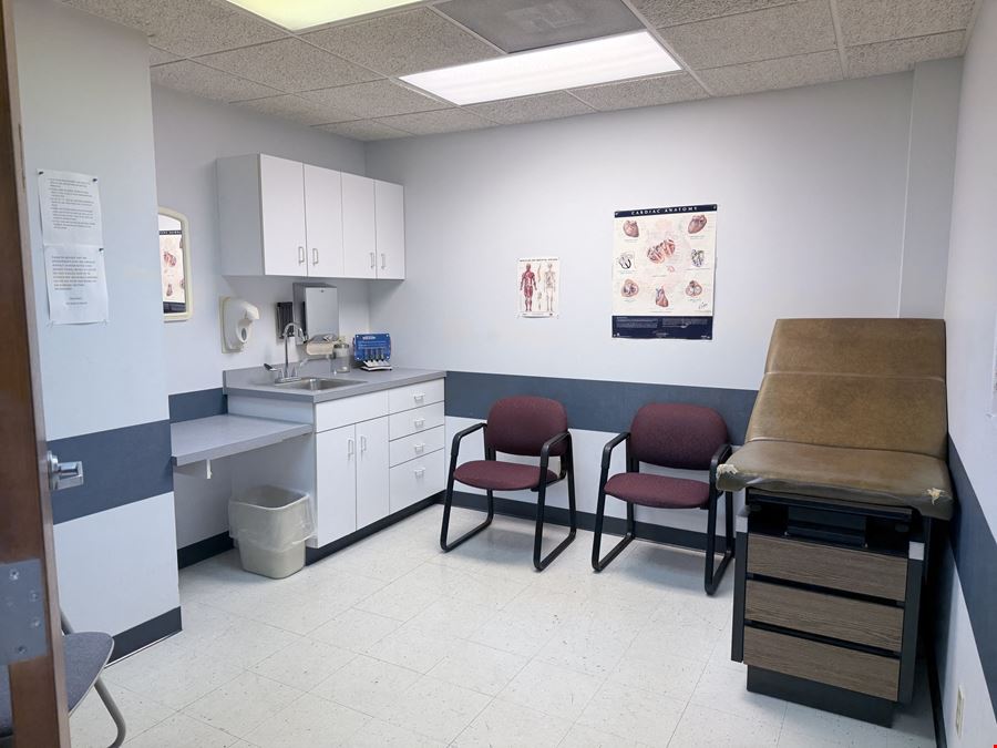 4.500 SF Office/ Medical Facility