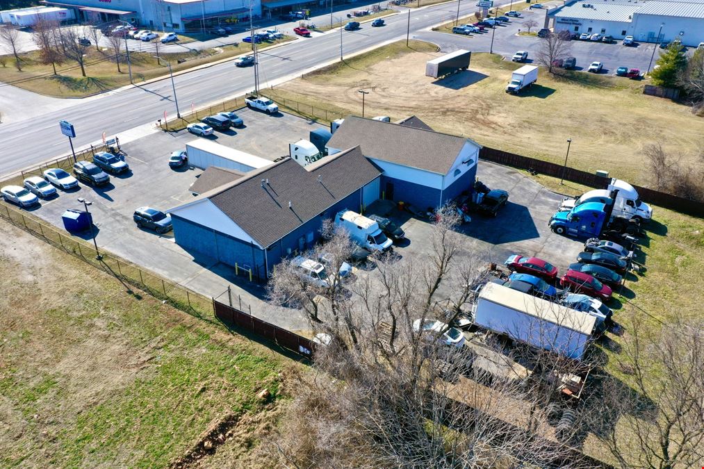 4,512 SF Office / Warehouse Building For Sale with 1.66 Acres near I-44