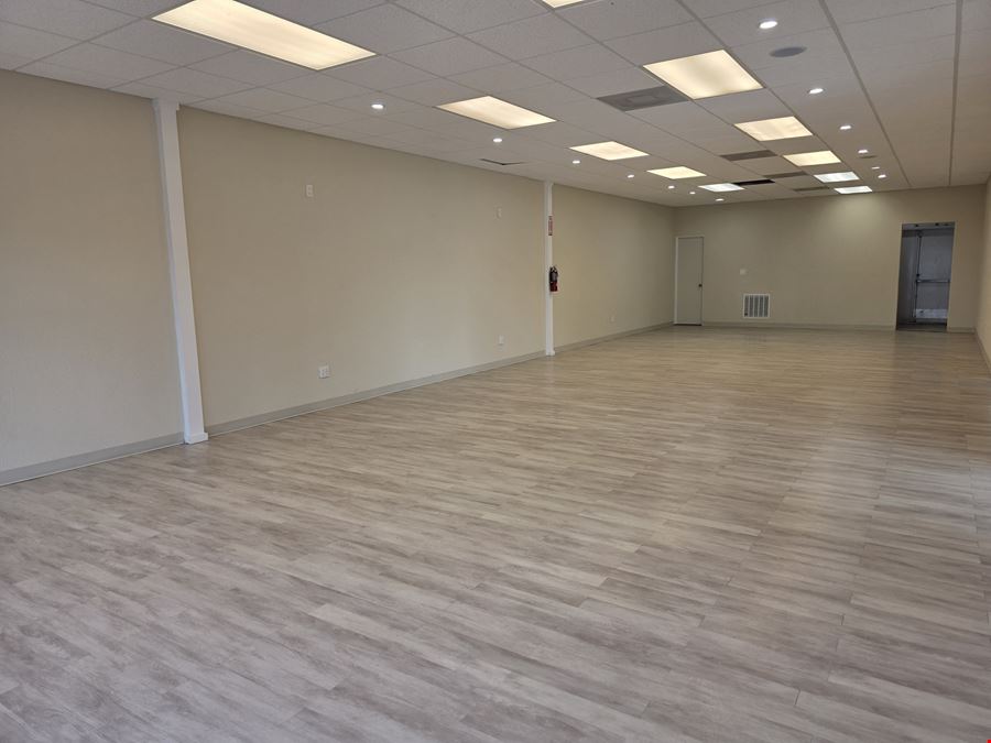 Freestanding Retail / Showroom Opportunity on US-192