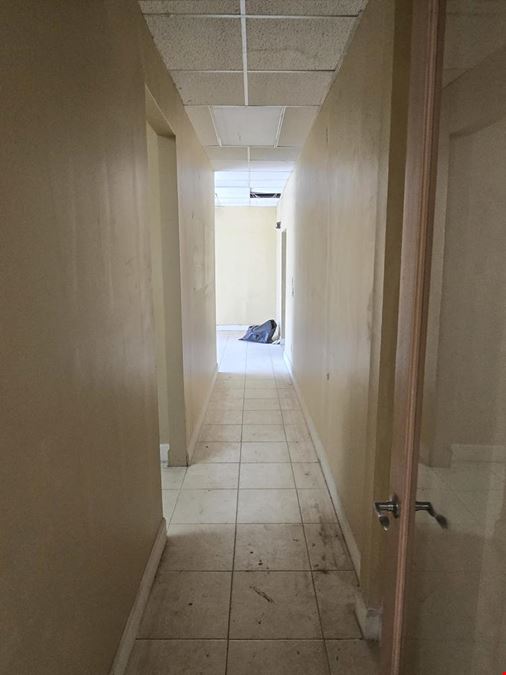 Corner Unit / 100% A/C Office / Warehouse