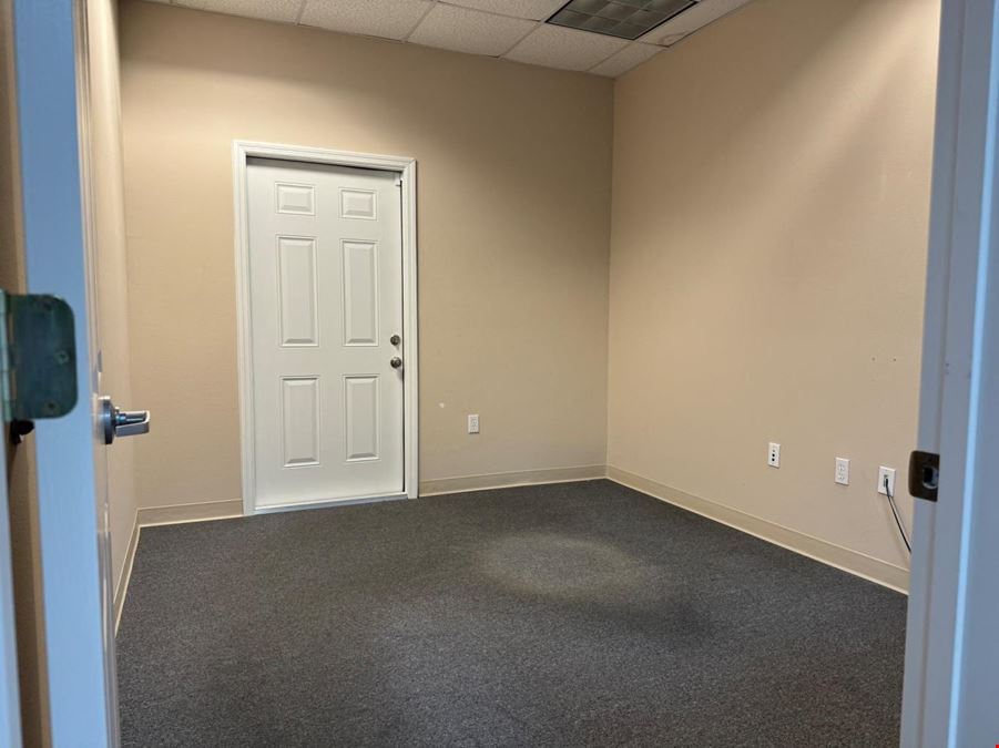 SUPER WELL LOCATED OFFICE SUITE ON UNIVERSITY PKWY.