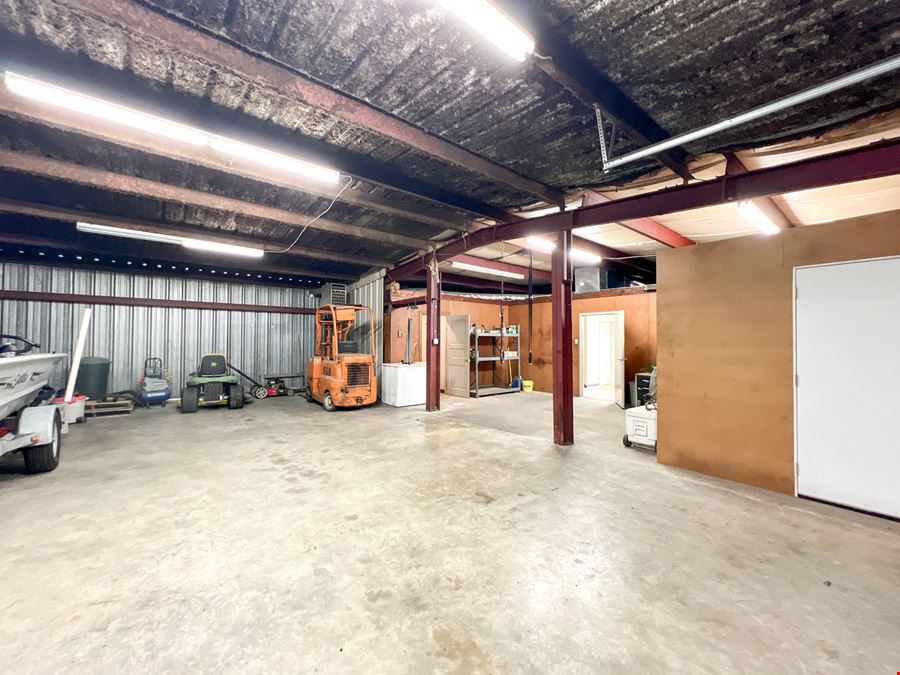 ±4,000 SF Industrial Property with Yard – Multi-Tenant Potential