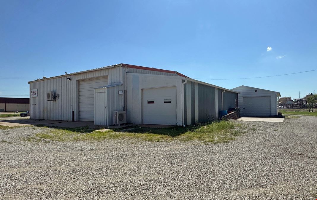 INDUSTRIAL/FLEX BUILDING ON 2.11 ACRES
