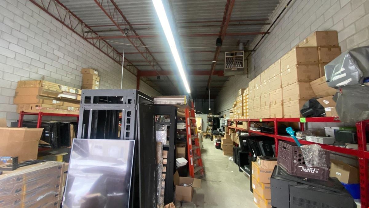 1,500 sqft industrial warehouse & office for rent in Oakville