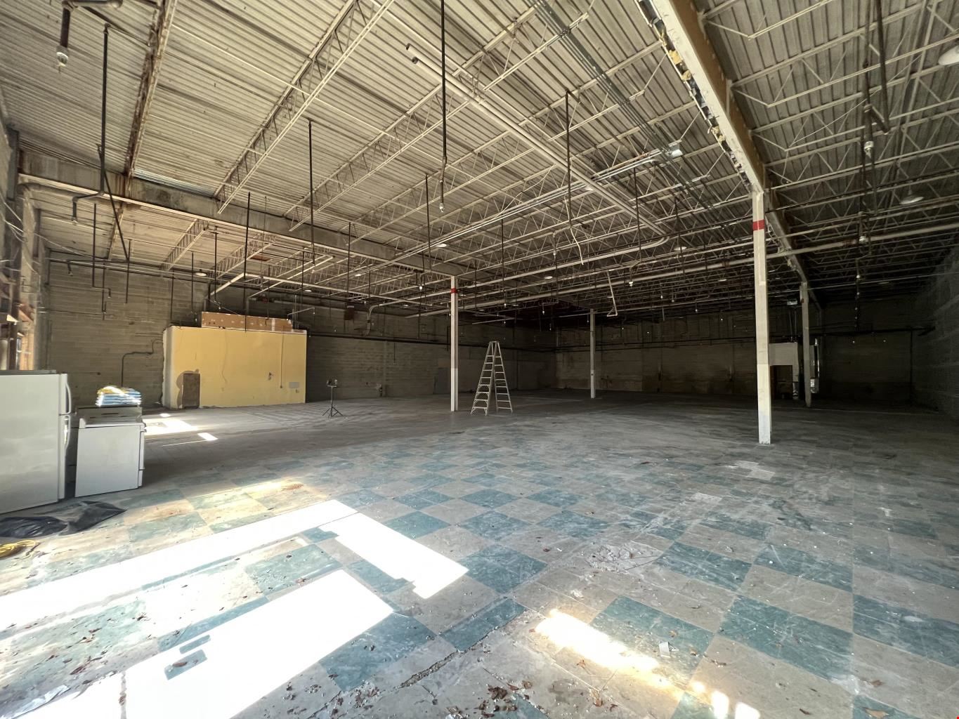 Versatile Retail & Event Space – Perfect for Pickleball or Business!