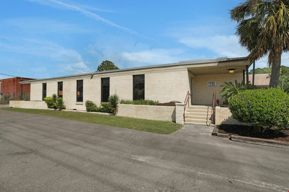 1123 Ellis Road North