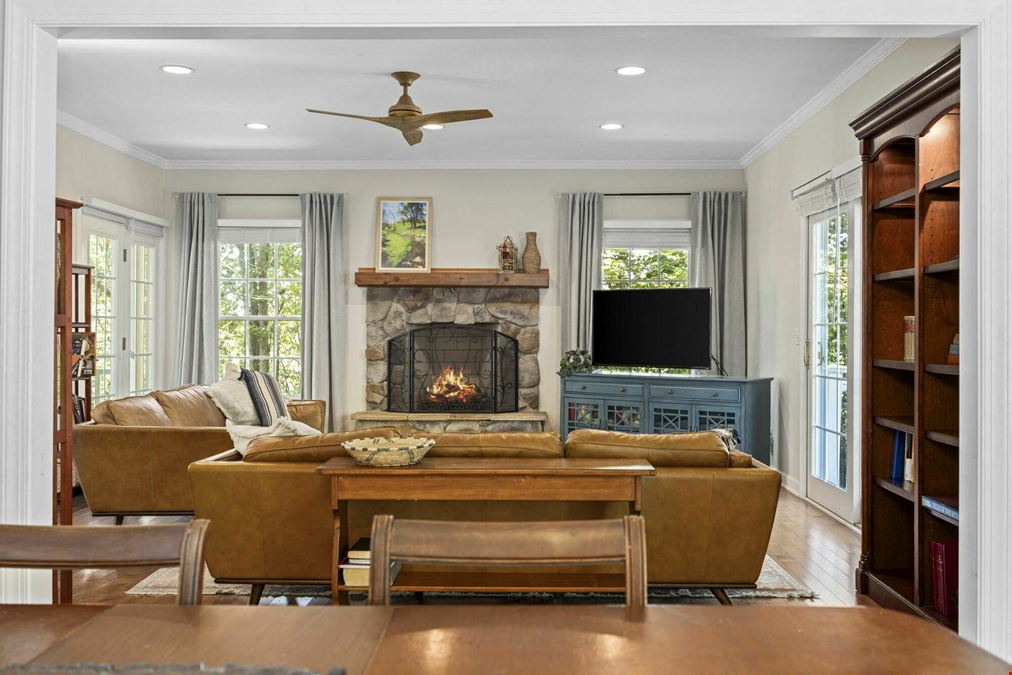 BEAUTIFUL HOME IN WOODLAND ESTATES