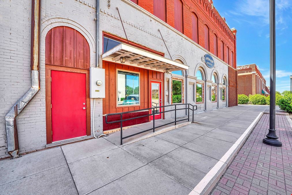 100 W 4th St