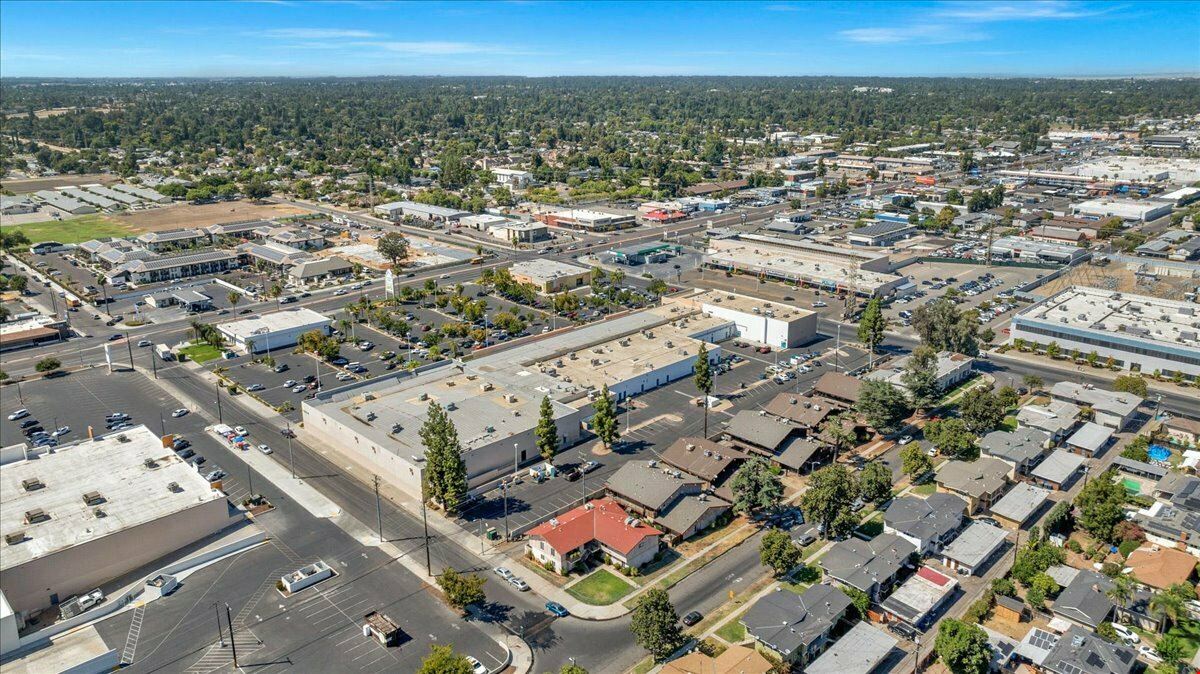 ±2,282 - ±10,683 Shopping Center Spaces in Fresno