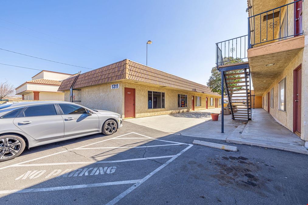 1309 E Palmdale Blvd
