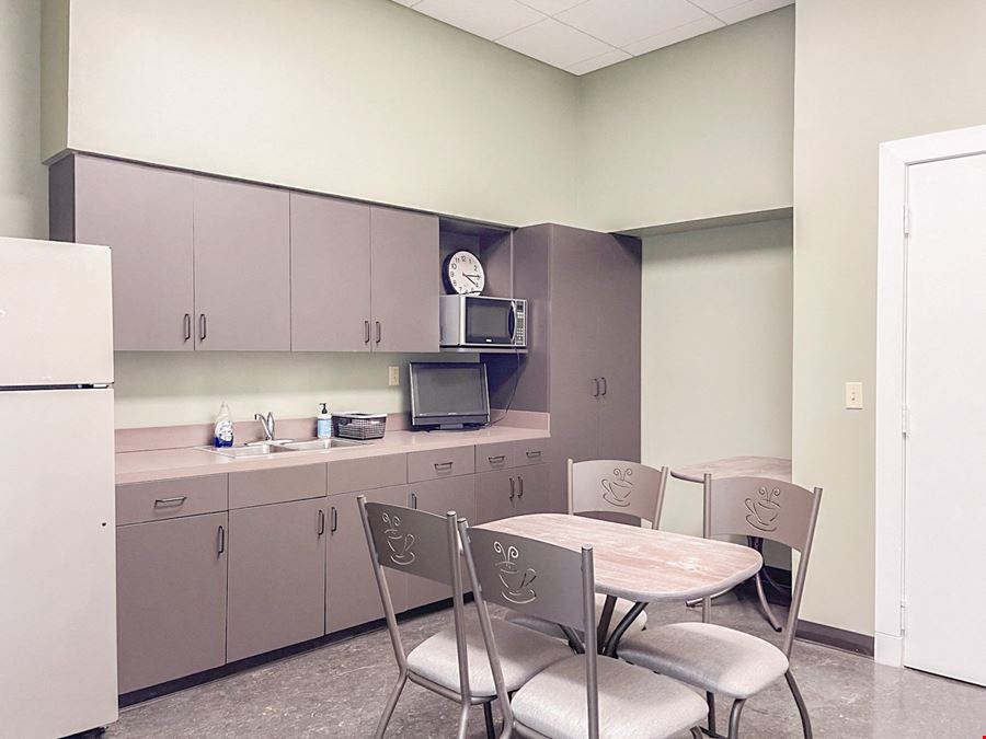 Renovated Garden Office Suites in Retail-Dense Corridor